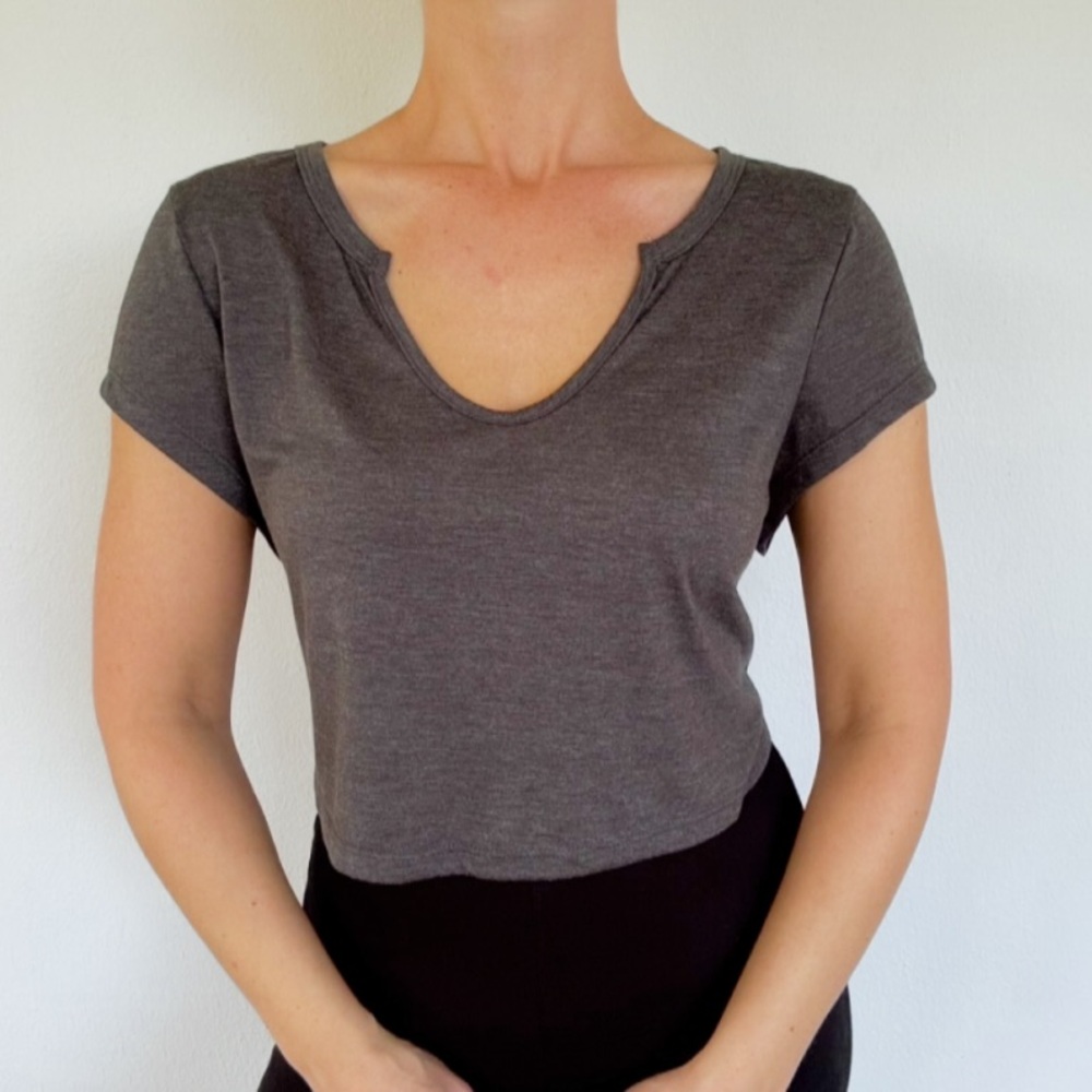 SHEIN gray notched scoop neck short sleeve crop stretch tee size large